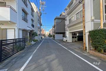 敷地北側の前面道路（西側から）