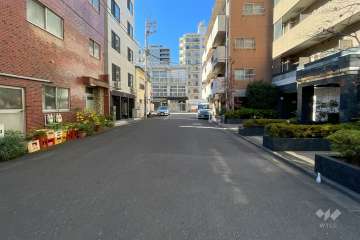 敷地南側の前面道路（東側から）