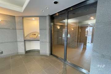 エントランスはオートロック付きです。