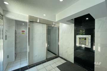 エントランスはオートロック付きです。