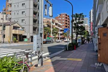 敷地北側は八幡通りに面しています。