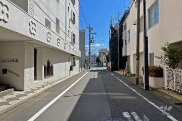 敷地西側の前面道路（北側から）