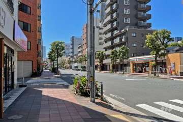 敷地北側の前面道路（東側から）