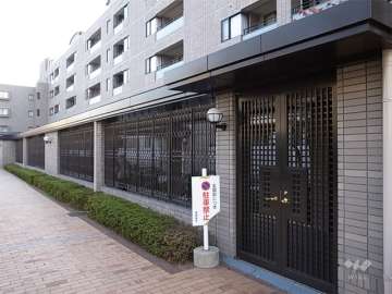 敷地北側の入口と共用廊下。廊下と住戸に間には植栽スペースが設けられています。