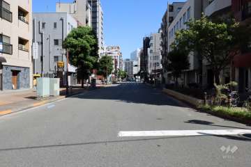 敷地西側の前面道路(南側から)