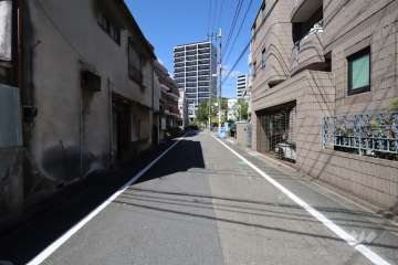 敷地北側の前面道路(東側から)