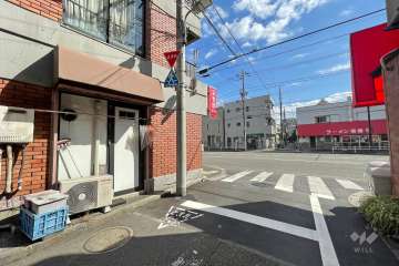 敷地南側の前面道路（西側から）