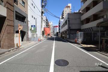 敷地北西側の前面道路(南西側から）