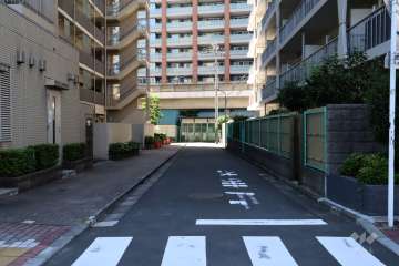 敷地南側の前面道路(東側から)