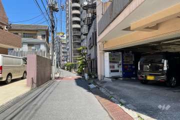 敷地西側の前面道路