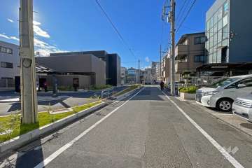 敷地南側の前面道路（東側から）