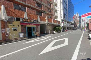 敷地南東側の前面道路（南西側から）