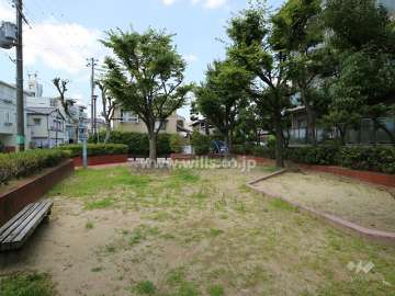 敷地に隣接する天道児童遊園
