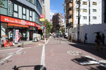 敷地西側の前面道路