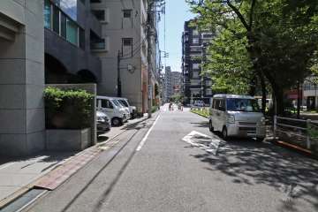 敷地西側の前面道路はお地蔵様通りです(南側から)。