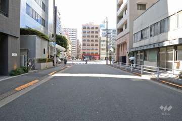 敷地南側の前面道路（東側から）