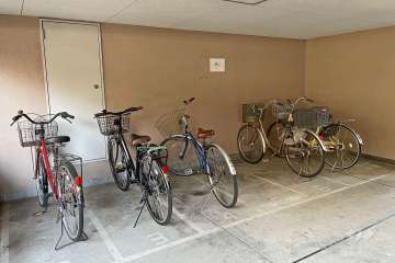 屋内に設けられた駐輪場