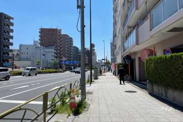 敷地の東側前面道路（北側から）