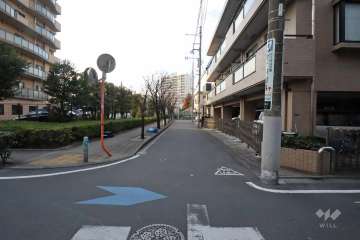 敷地北側の前面道路(東側から)