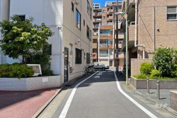 敷地東側の前面道路（南側から）