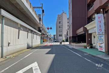 敷地東側の前面道路（北側から）