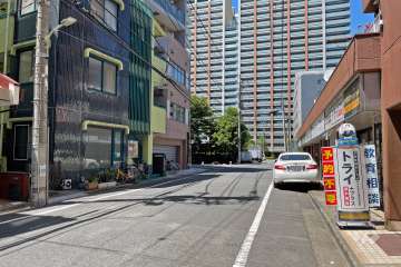 敷地西側の前面道路（南側から）