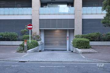 駐車場の出口（シャッター付き）