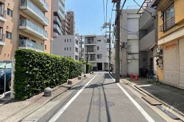 敷地西側の前面道路