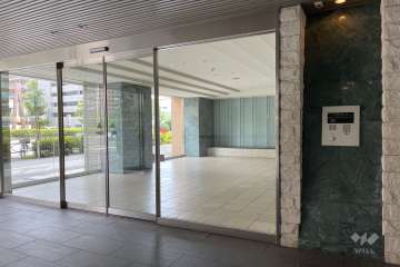 エントランスはオートロック付きです。　