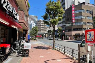 敷地の南側前面道路（西側から）