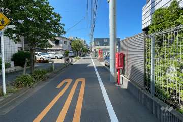 敷地西側の前面道路
