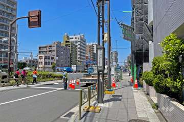 敷地の西側前面道路は美原通りです（南西側から）。