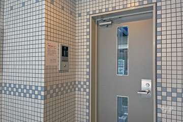 エントランスはオートロック付きです。