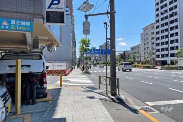 敷地西側の前面道路（北側から）