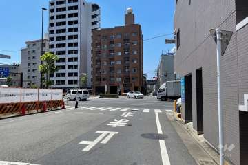 敷地南側の前面道路（東側から）