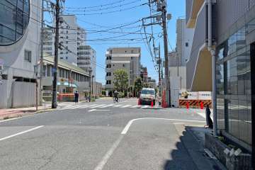 敷地東側の前面道路（北側から）