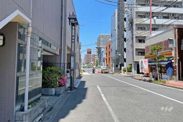 敷地東側の前面道路（南側から）