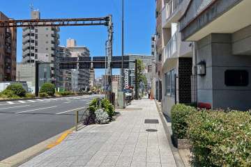 敷地西側は国道15号（第一京浜）に面しています。