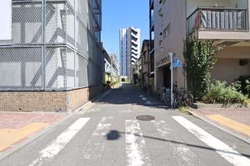 敷地北側の前面道路（西側から）