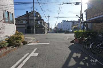 敷地北東側の前面道路（北西側から）