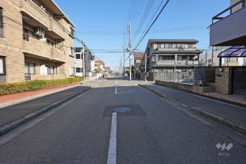 敷地東側の前面道路（南側から）