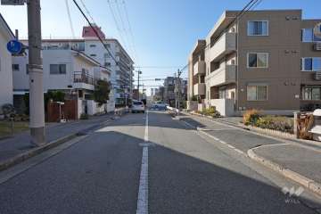 敷地東側の前面道路（北側から）