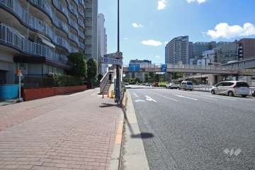 敷地西側は国道15号（第一京浜）に面しています。