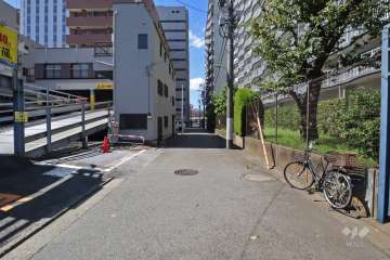 敷地北側の前面道路（東側から）