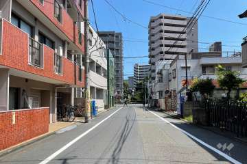 敷地西側の前面道路