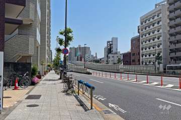 敷地西側の前面道路（北側から）
