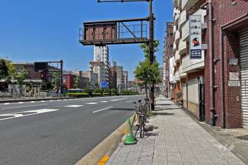 敷地西側の前面道路（南側から）