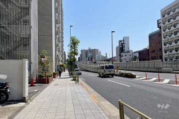 敷地西側前面道路は国道15号線です。
