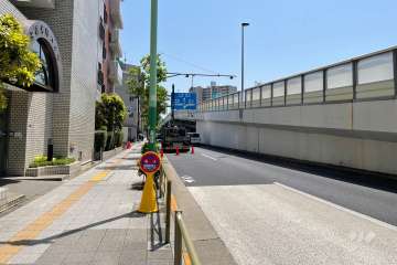 敷地の西側前面道路（北西側から）