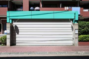 駐車場の出入り口（シャッター付き）